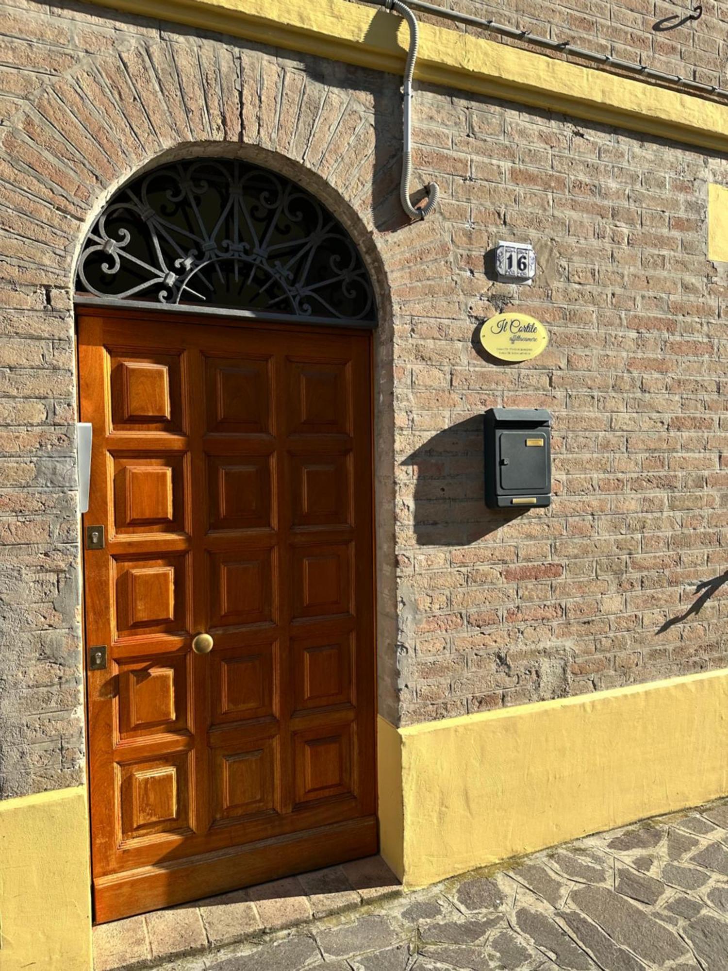 Affittacamere Il Cortile Киаравале Екстериор снимка