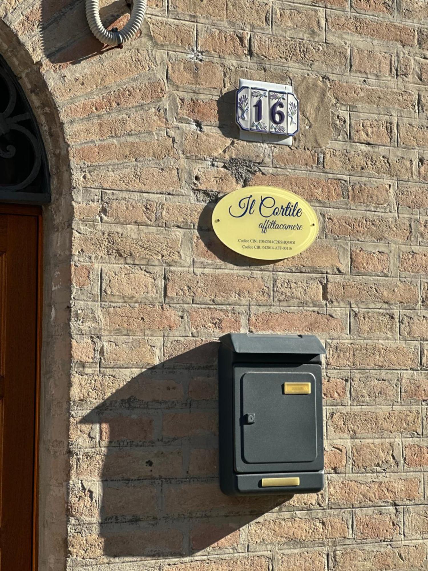 Affittacamere Il Cortile Киаравале Екстериор снимка